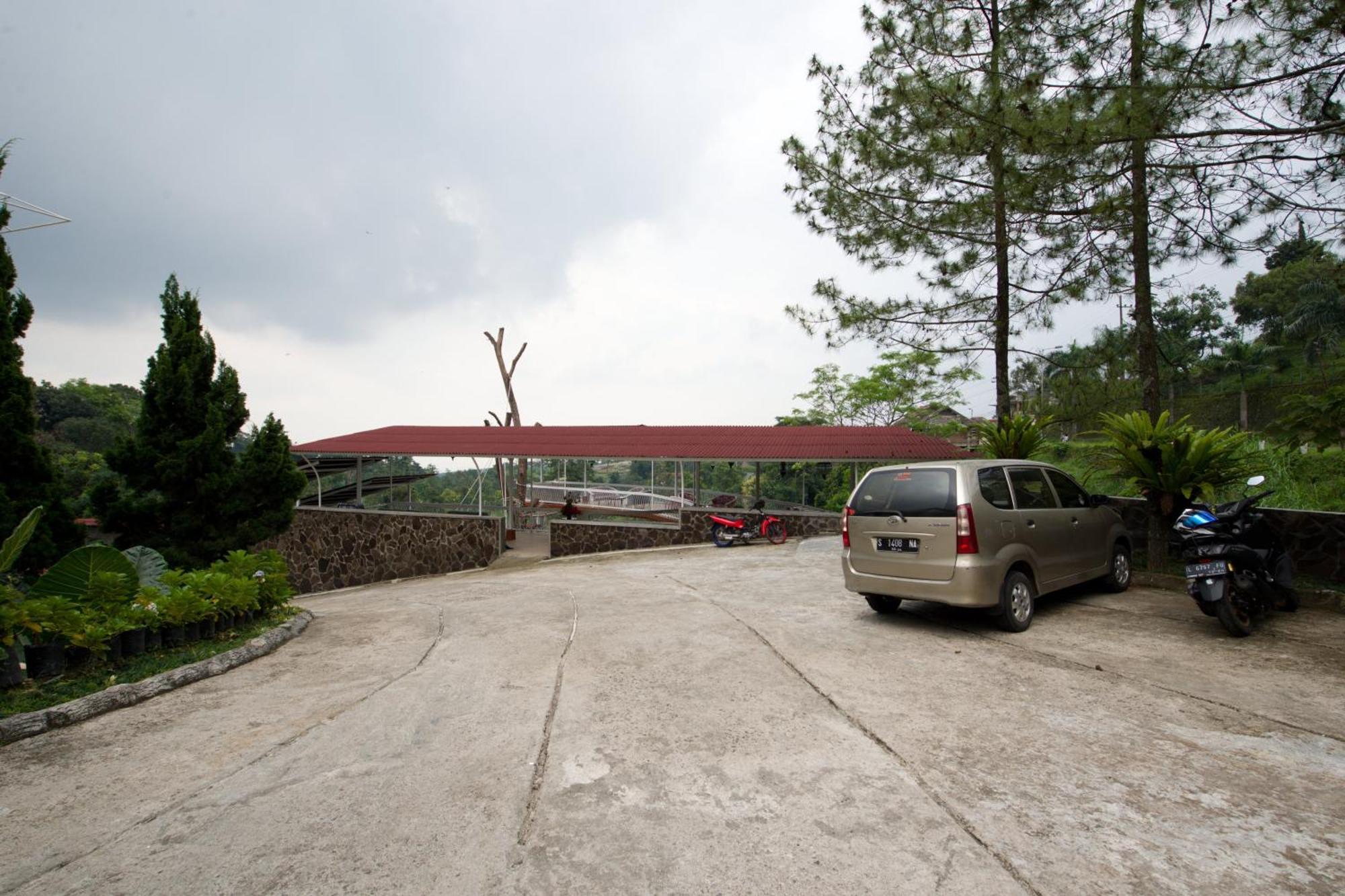 Capital O 3359 Pondok Wisata Jaden Trawas Mojokerto エクステリア 写真